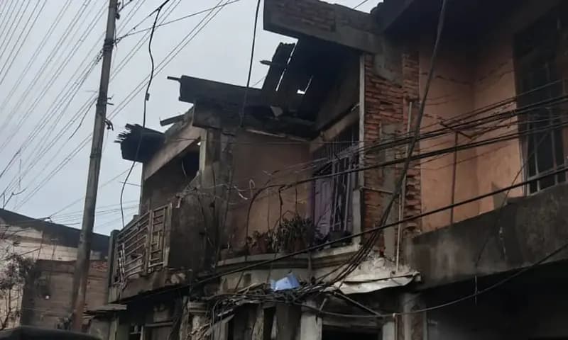 Kondisi rumah warga usai terbakar akibat ledakan di Depo Pertamina di Plumpang, Jakarta Utara pada Jumat (03/03/2023) malam. (Foto: Parboaboa/Apri)