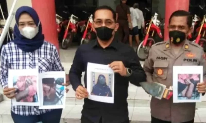 Polisi membeberkan bukti kekerasan yang dilakukan seorang pengacara kepada pembantunya di Surabaya.