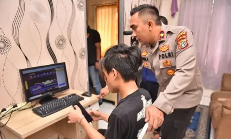 Kapolsek Cengkareng Kompol Ardhie Demastyo tengah menanyai seorang operator judi online saat penggerebekan di salah satu ruko Cengkareng, Jakarta Barat, Minggu (15/01/2023). (Foto: Antara/HO-Polres Metro Jakarta Barat)