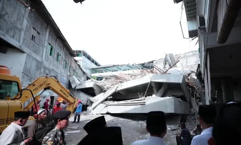 Runtuhan Ponpes Al Khoziny di Kecamatan Buduran, Sidoarjo, Jawa Timur (Foto: dok. Unhas TV)