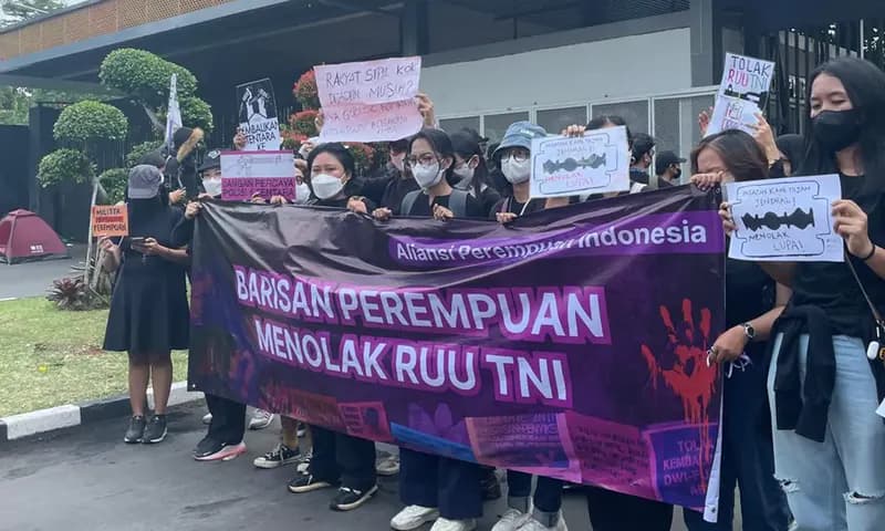 Koalisi masyarakat sipil melangsungkan demonstrasi tolak Revisi UU TNI di kompleks Senayan (Foto: Dokumentasi AJI Jakarta)Koalisi masyarakat sipil melangsungkan demonstrasi tolak Revisi UU TNI di kompleks Senayan (Foto: Dokumentasi AJI Jakarta)