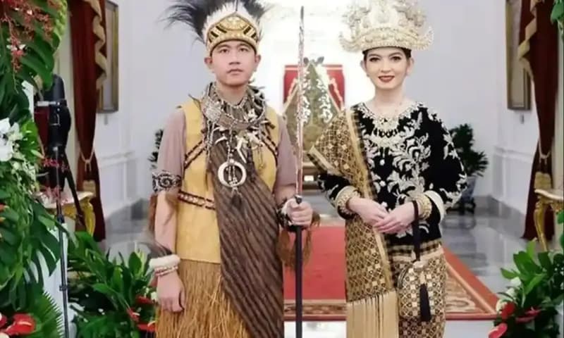 Gibran Rakabuming Raka pakai baju adat Papua saat HUT ke-79 RI. (Foto: IG/@papua_ku)