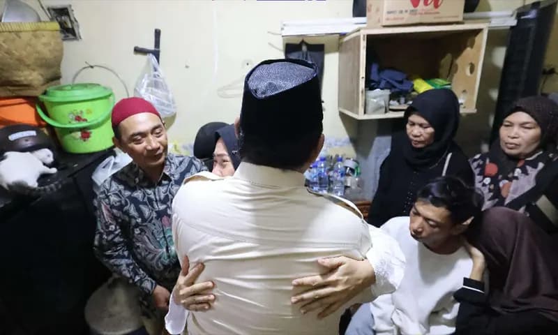 Presiden Prabowo Subianto memeluk Ibunda Affan Kurniawan, Erlina di rumah duka di Pejompongan, Jakarta, Jumat (29/8/2025). (Foto: Dok. Biro Pers Setpres)