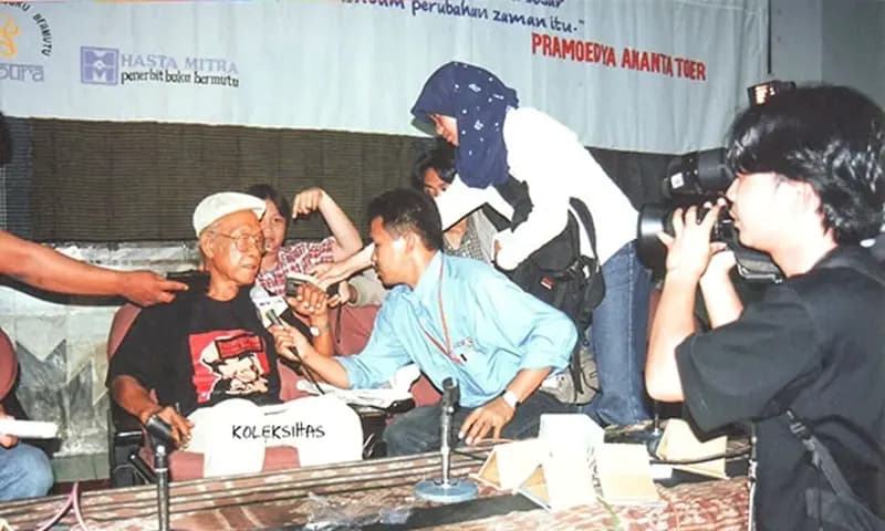 Pram jadi narasumber yang selalu diincar media massa. (Foto: PARBOABOA/P. Hasudungan Sirait)