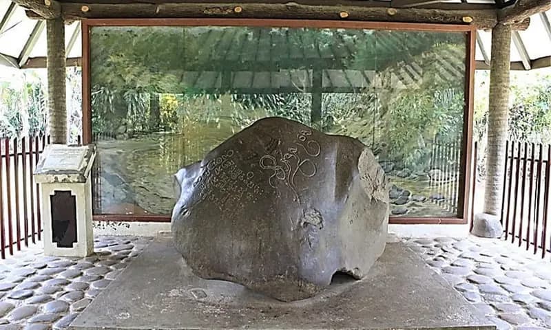 Prasasti Ciaruteun: Tapak Kaki Raja Purnawarman, Titisan Dewa Wisnu (Foto: Instagram/@malamuseum)
