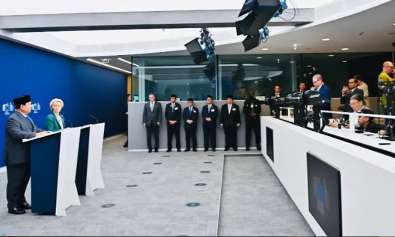 Presiden Prabowo Subianto berdiri berdampingan dengan Presiden Komisi Eropa Ursula von der Leyen. (Foto: Dok. ekon.go.id)