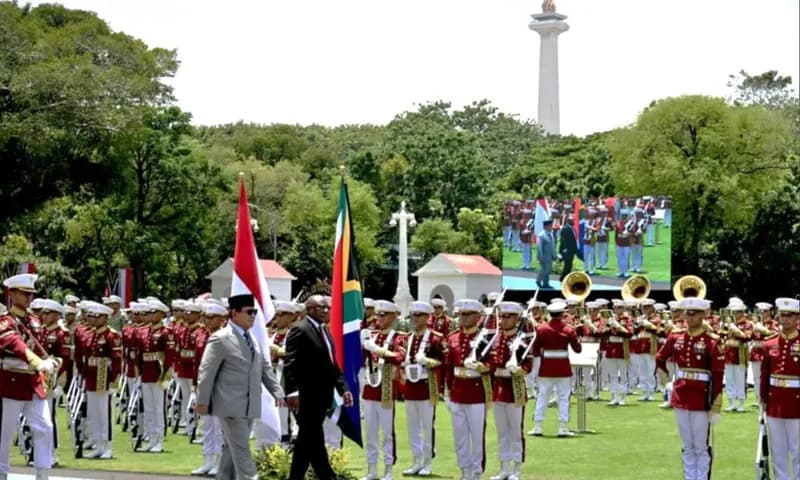 Presiden Afrika Selatan Cyril Ramaphosa didampingi Presiden Prabowo saat tiba di Istana Presiden, Jakarta (Foto: dok. Sekretaris Negara)