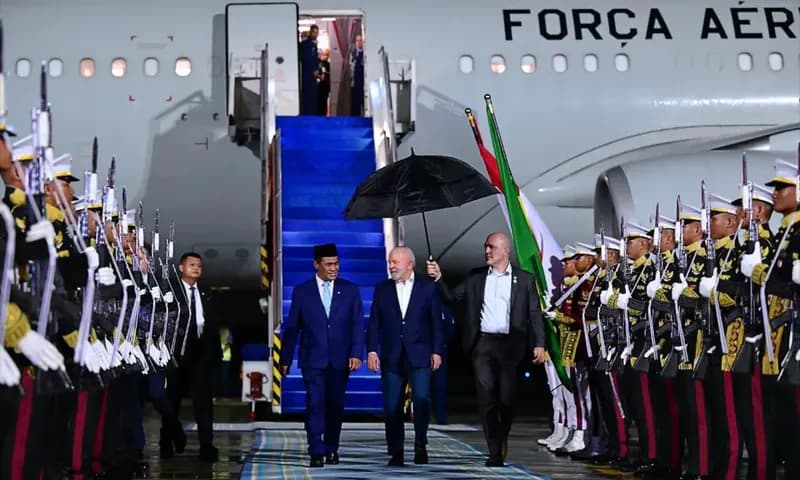 Presiden Brasil, Luiz Inácio Lula da Silva (tengah) saat tiba di Pangkalan TNI AU Halim Perdanakusuma, Jakarta (Foto: Dok. Setneg)