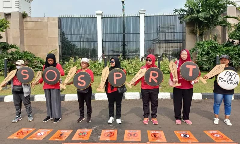 Sejumlah PRT menggelar aksi diam menuntut DPR segera mengesahkan RUU PPRT. (Foto: Parboaboa/Muazam).