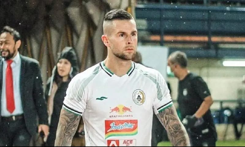 Aaron Evans dihukum dilarang tampil dalam 4 pertandingan oleh Komdis PSSI (Foto: Instagram/AaronEvans)