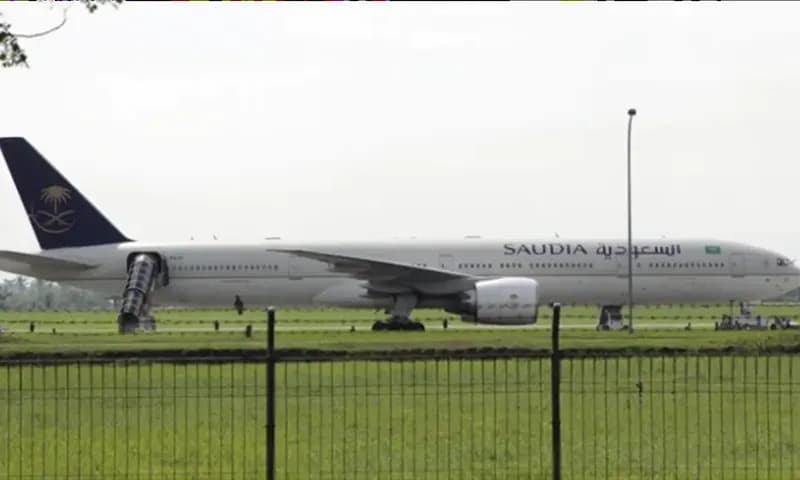 Pesawat Saudi yang diancam bom di Bandara Kualanamu.(Foto: Dok.ANTARA)