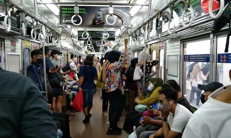 PT Kereta Api Indonesia mencatat sekitar 13.500 penumpang kereta api dari arah stasiun Pasar Senen Jakarta ke sejumlah stasiun di Pulau Jawa. (Foto: PARBOABOA/Sondang)