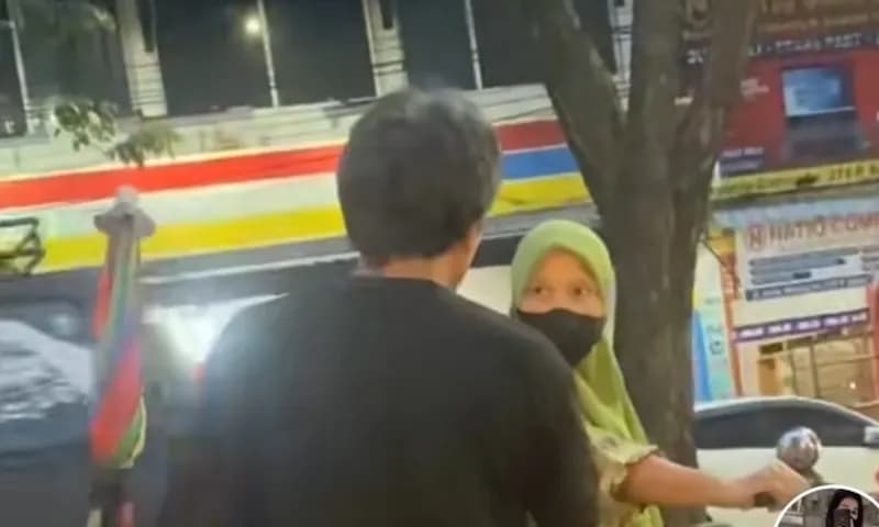 Ibu pedagang mi pecel saat dipalak oleh preman di Jalan Jamin Ginting Medan, Minggu (8/1/2023). Preman memaksa meminta uang keamanan. (Tangkapan gambar/Ari Bowo)