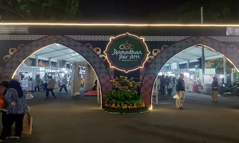 Suasana malam hari Ramadan Fair Kota Medan 2023 di Taman Sri Deli Medan, Jalan Masjid Raya. (Foto: PARBOABOA/Deddy Irawan)