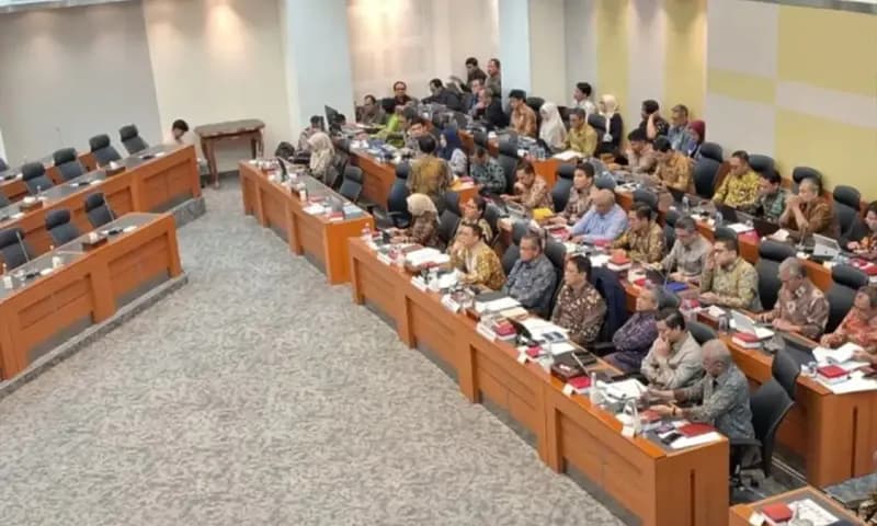 Badan Anggaran (Banggar) Dewan Perwakilan Rakyat Republik Indonesia (DPR RI) bersama Menteri Keuangan Purbaya Yudhi Sadewa, Gubernur Bank Indonesia (BI) Perry Warjiyo, perwakilan Bappenas menyelenggarakan Rapat Kerja (Raker) di Gedung DPR RI, Jakarta, Kam