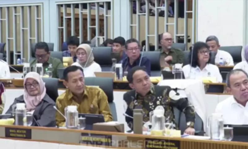 Situasi rapat kerja Komisi IV DPR RI dengan Menteri Kehutanan pada Kamis (4/12/2025) (Foto: Tangkapan Layar Youtube TVR Parlemen)