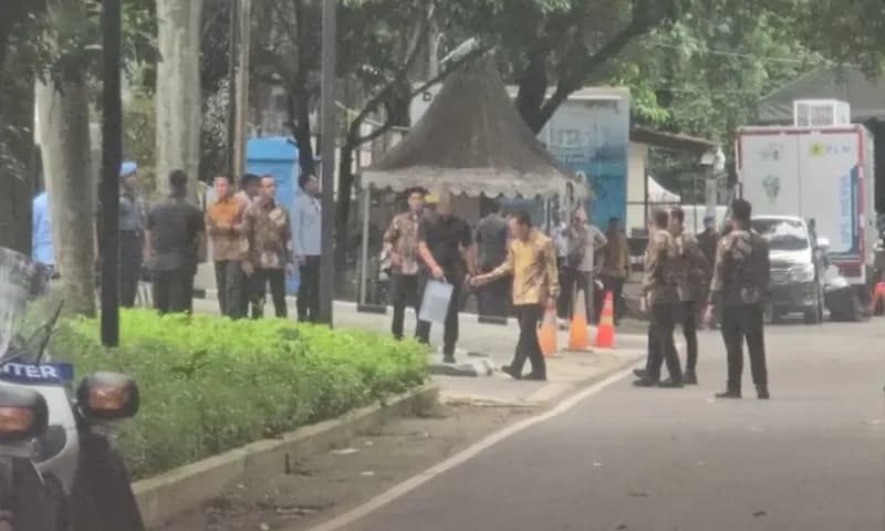 Presiden Prabowo Subianto mengumpulkan sejumlah pejabat di kediamannya, Jalan Kertanegara, Selong, Kebayoran Baru, Jakarta Selatan, Minggu (9/11/2025). (Foto: Dok. Kompas)