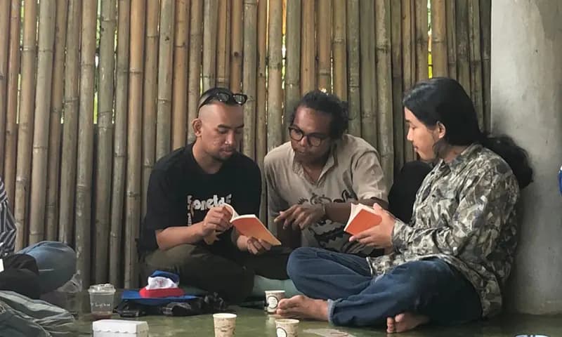 Ilustrasi sekelompok remaja sedang membaca buku (Foto: PARBOABOA/ Defri)