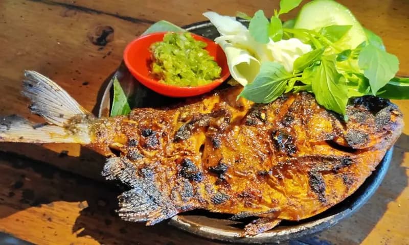 Ikan bakar (Foto: SHUTTERSTOCK/ONYEGRADAR)