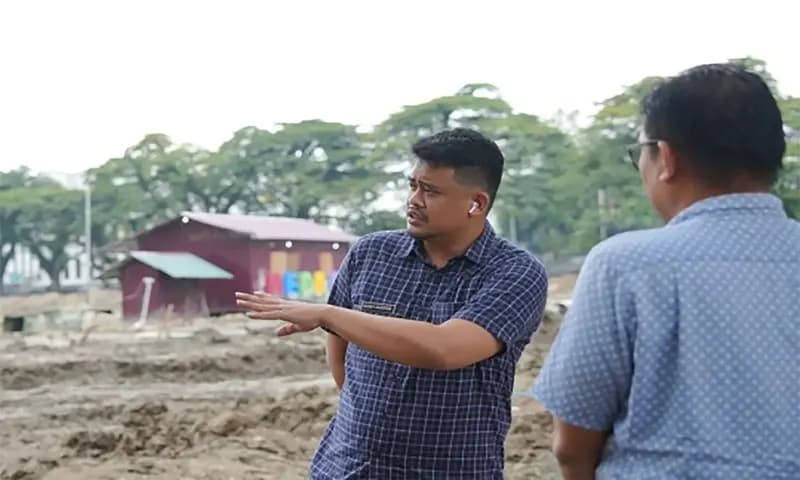 Prosesi pengerjaan revitalisasi Lapangan Merdeka Medan yang ditargetkan rampung Maret 2024. Masyarakat berharap bisa selesai sesuai target yang sudah ditetapkan. (Foto: Dok. Pemko Medan)