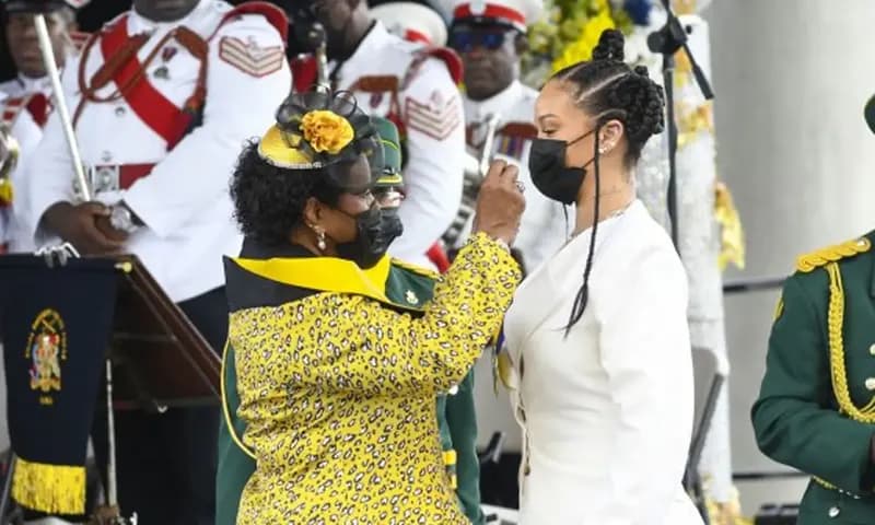 Presiden Sandra Mason menganugerahkan kehormatan Pahlawan Nasional kepada penyanyi Rihanna.