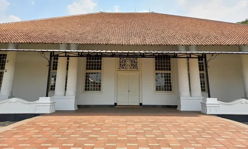 Tampak depan rumah Cimanggis setelah direvitalisasi. (Foto: PARBOABOA/Muazam)