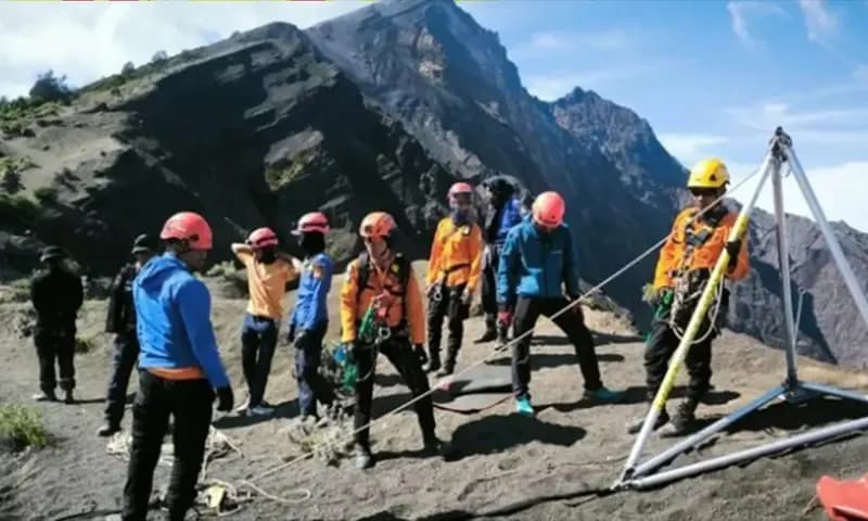 Tim SAR Gabungan terus melanjutkan proses evakuasi pendaki asal Brasil yang jatuh di tebing sekitar Cemara Nunggal, jalur menuju puncak Rinjani. (Foto: Instagram/@btn_gn_rinjani)