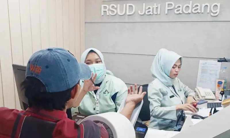 Tenaga kesehatan tengah memeriksa salah seorang pasien di RSUD Jati Padang, Jakarta Selatan. (Foto: PARBOABOA/Puspita)