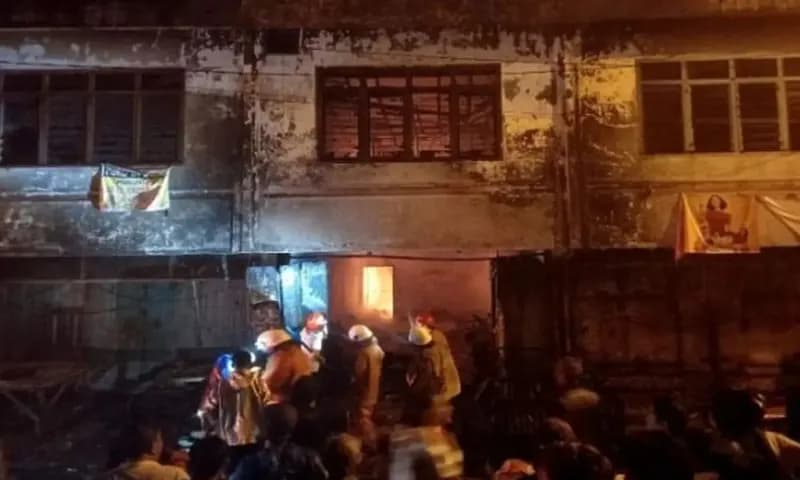 Sebuah ruko berisi dagangan terbakar di Tebing Tinggi (Foto: Antara)