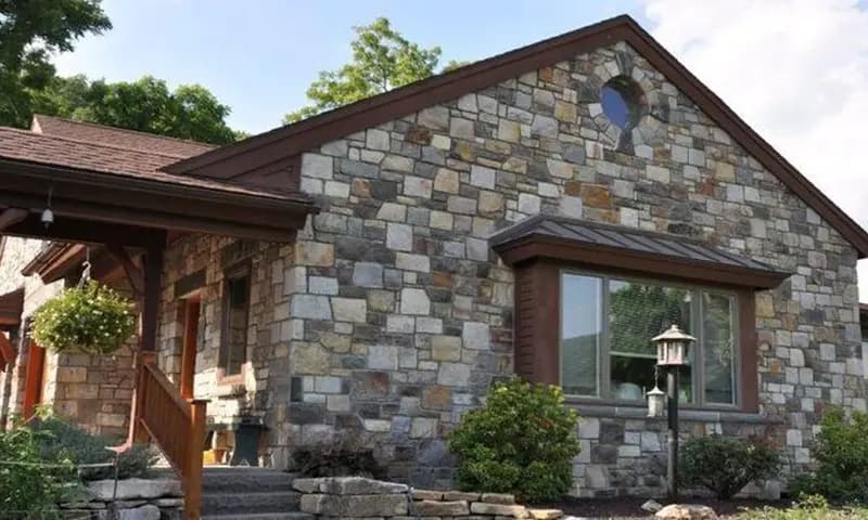 Inspirasi keramik motif batu alam untuk dinding depan, foto: Elegant Granites
