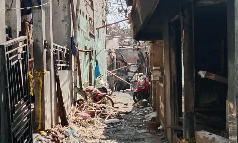 Kondisi rumah warga usai terbakar akibat ledakan di Depo Pertamina di Plumpang, Jakarta Utara pada Jumat (3/3/2023) lalu. (Foto: Parboaboa/Reka)