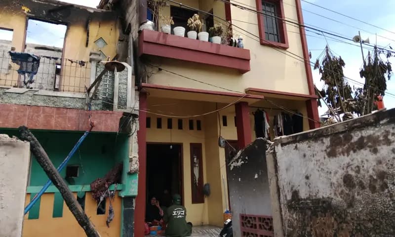 Penampakan rumah Sonia yang terlihat baik, namun bangunannya sangat rapuh dan bisa ambruk sewaktu-waktu. (Foto: Parboaboa/Reka)