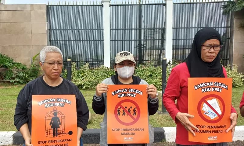 Lita Anggraini bersama PRT lain menggelar aksi diam di Gedung DPR, Rabu (7/6/2023). (Foto: Parboaboa/Muazam)