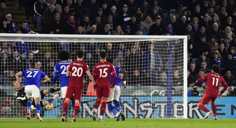 Mohamed Salah Gagal Mengeksekusi Tendangan Penalti Melawan Leicester (Foto: REUTERS/Rebecca Naden)