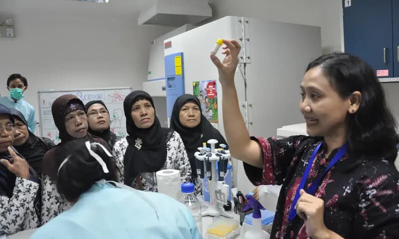 dr. Eggi menunjukan sampel nyamuk di lab Diagnostik kepada Kader Kesehatan Dusun Kronggahan Sleman_2014. (Foto: Dok dr Eggi Arguni)