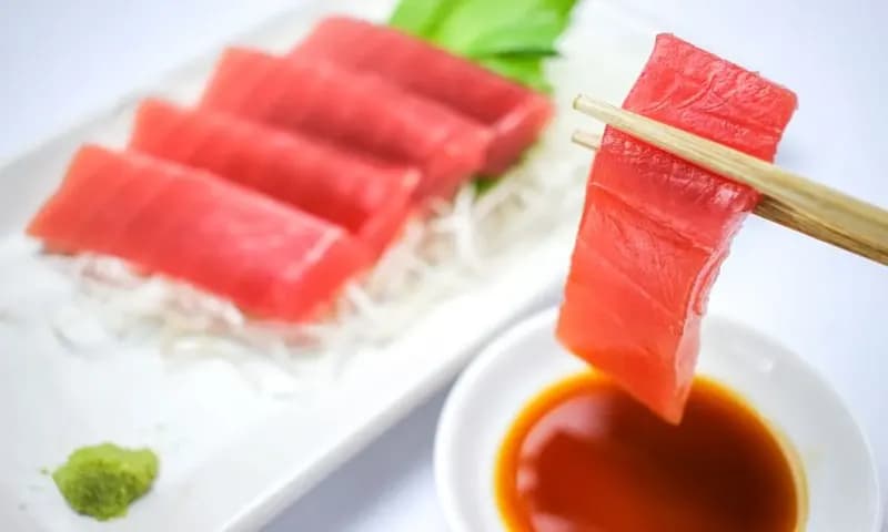 Sashimi makanan khas Jepang (Foto: Shutterstock/flyingv3)