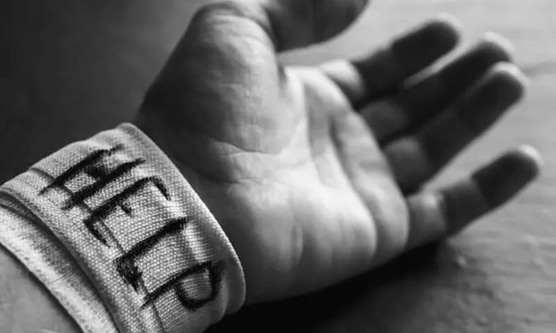 Ilustrasi self harm atau melukai diri sendiri dengan benda tajam. (Foto: Klikdokter)