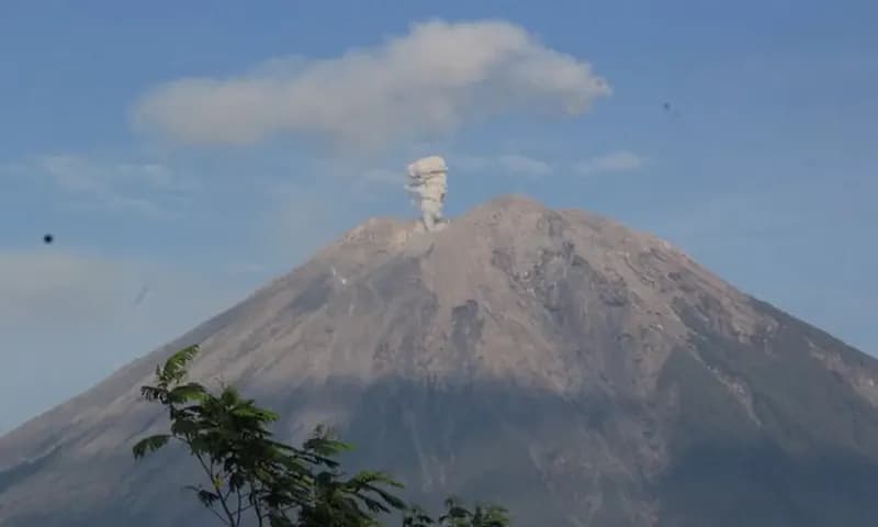 Gunung Semeru di Lumajang, Jawa Timur, mengalami penurunan status dari Awas menjadi Siaga. (Foto: Twitter/@PVMBG_)