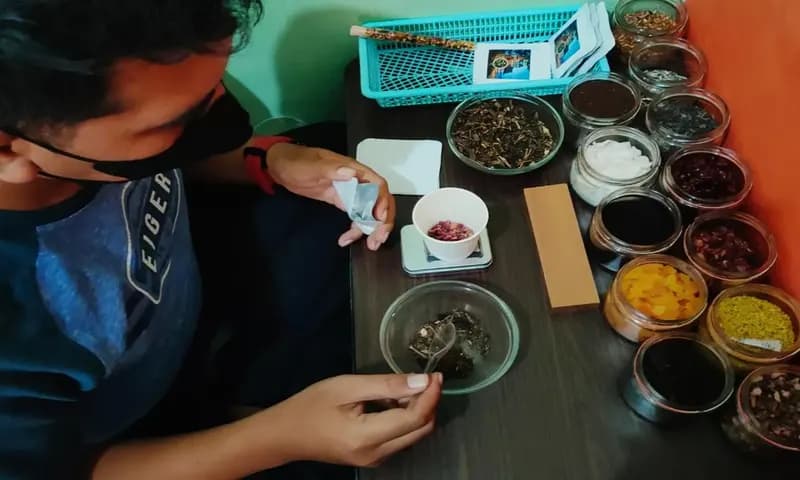 Wahyudi tengah meracik teh buatannya untuk dipasarkan (Foto: Parboaboa/Huira)