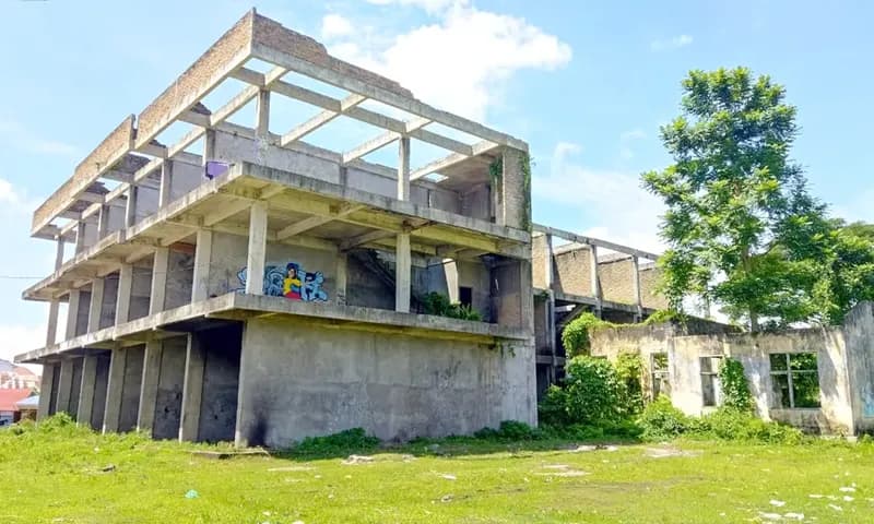 Pembangunan Siantar City Mall di Jalan Melanthon Siregar, Siantar Selatandi, Kota Pematang Siantar, Sumatra Utara yang dimulai sejak 2016 dibiarkan terbengkalai akibat korupsi. (Foto: PARBOABOA/Kristianni Halawa)