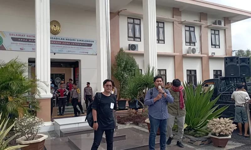 Kuasa hukum Sorbatua saat menyampaikan hasil tuntutan di depan massa aksi. (Foto: PARBOABOA/David Rumahorbo)