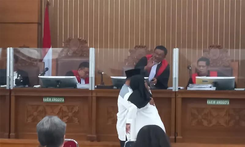 Suparno memeluk tubuh lunglai Siti Khotimah setelah melihat foto penyiksaan yang disodorkan majelis hakim saat persidangan di PN Jaksel, Senin (5/6/2023). (Foto: Parboaboa/Muazam)