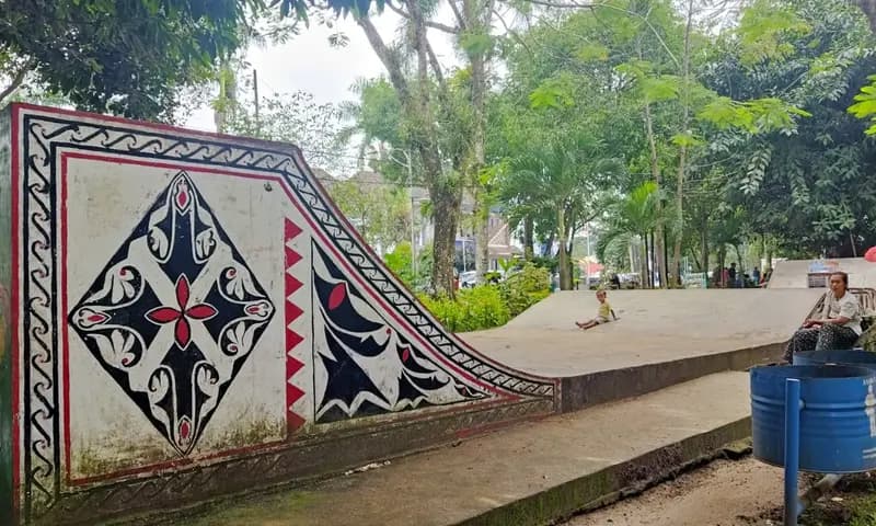 Kondisi skatepark yang tidak memadai untuk pemain skateboarder di Lapangan Merdeka, Kota Pematang Siantar, Sumatra Utara. (Foto: PARBOABOA/Kristianni Halawa)