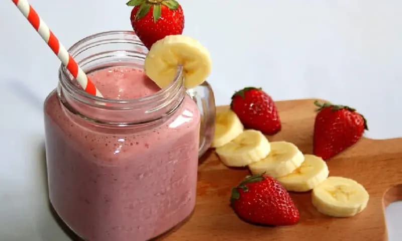 Resep Smoothies Pisang Strawberry (Foto: Surabaya Hotel School)