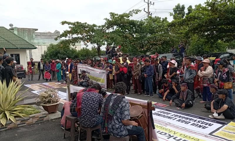 Massa aksi berkumpul di depan PN Simalungun menuntut pembebasan Sorbatua Siallagan. (Foto: PARBOABOA/David Rumahorbo)