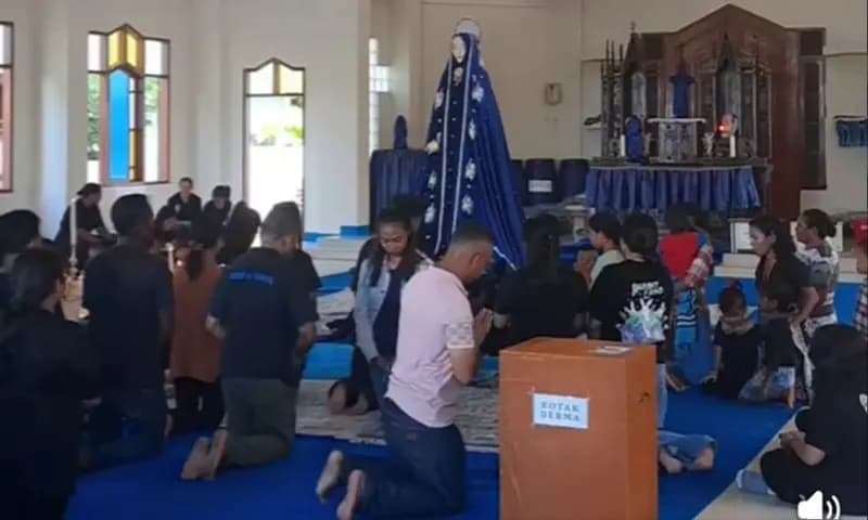Penghormatan Bunda Maria dalam Acara Semana Santa. (Foto: Instagram/@larantukakotaziarah)