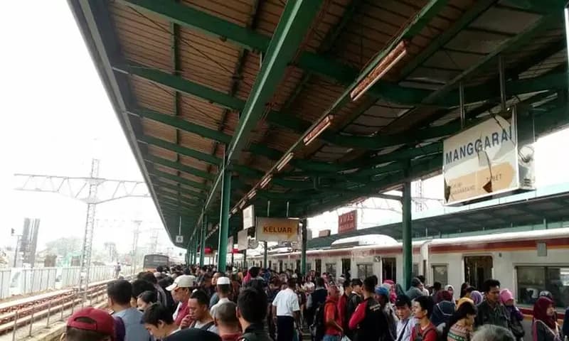 Situasi Stasiun Manggarai yang selalu padat di setiap menjelang jam pulang kerja. (PARBOABOA/Adinda Dewi)