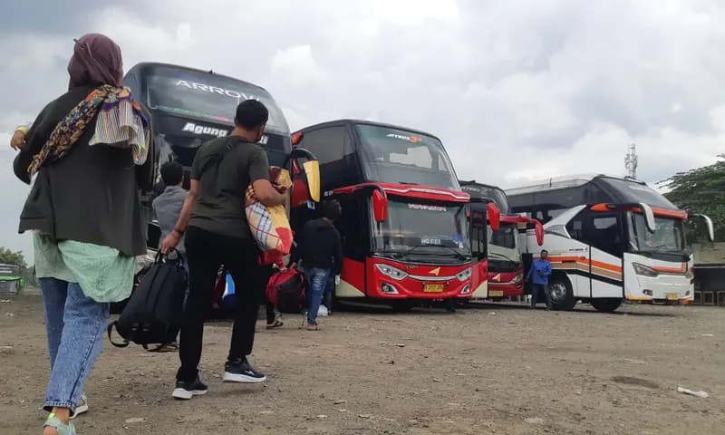 Suasana pemudik yang berangkat menggunakan bus dari Bogor menuju Wonogiri, Jawa Tengah. (Foto:Â Parboaboa/BinaÂ Karos)