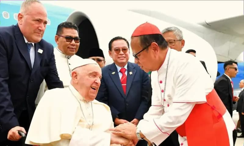 Kardinal Suharyo Bersalaman Dengan Mendiang Paus Fransiskus. (Foto: Instagram/@komsoskaj)