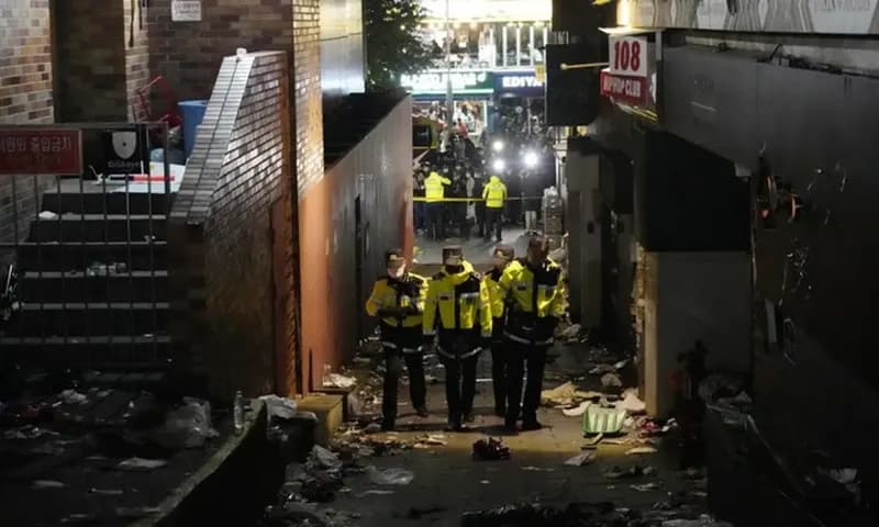 Gang sempit di distrik Itaewon, lokasi tragedi mematikan yang menewaskan 154 orang saat perayaan Halloween, Sabtu (29/10/2022) malam (Foto: AP/Lee Jin-man)